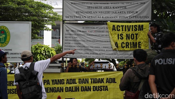 Massa Sambut Suka Cita Vonis Bebas Haris-Fatia Haris Azhar dan Fatia divonis bebas dalam kasus pencemaran nama baik terhadap Luhut Binsar Pandjaitan. Vonis ini disambut suka cita pendukung Haris-Fatia.