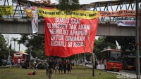 Massa membentangkan berbagai spanduk dan poster untuk berikan dukungan kepada Haris Azhar dan Fatia. 