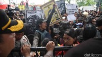 Massa bersorak usai Haris dan Fatia divonis bebas. 