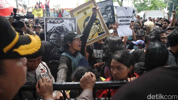 Massa Sambut Suka Cita Vonis Bebas Haris-Fatia