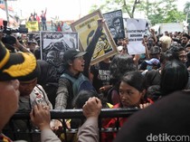 Massa Sambut Suka Cita Vonis Bebas Haris-Fatia