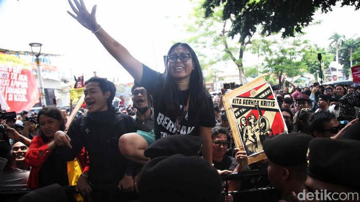 Massa Sambut Suka Cita Vonis Bebas Haris-Fatia Haris Azhar dan Fatia divonis bebas dalam kasus pencemaran nama baik terhadap Luhut Binsar Pandjaitan. Vonis ini disambut suka cita pendukung Haris-Fatia.