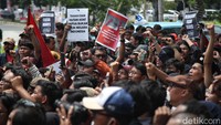 Massa pendukung Haris Azhar dan Fatia berkumpul di depan PN Jakarta Timur, Senin (8/1/2024).