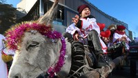 Seorang anak laki-laki mengendarai keledai saat merayakan Natal Ortodoks di Tbilisi, Georgia.  