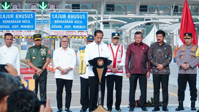 Menteri Perdagangan (Mendag) Zulkifli Hasan (Zulhas) mendampingi Presiden Joko Widodo untuk meresmikan Tol Cinere-Pamulang-Raya Bogor, Depok, Jawa Barat, Senin (8/1).