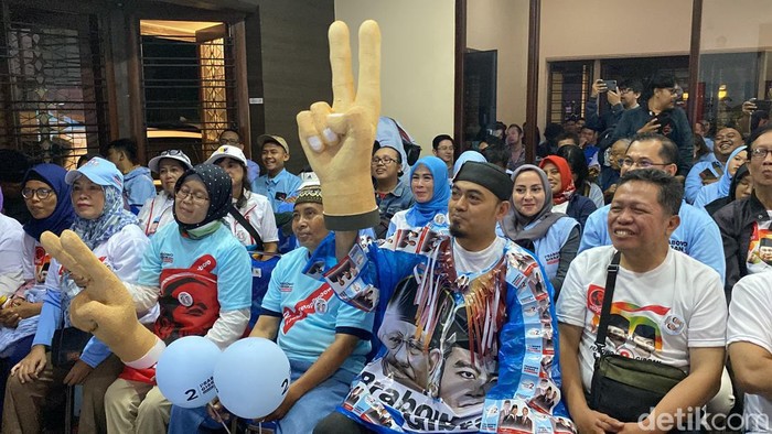 Momen pendukung Prabowo saat nobar debat capres ke-3 di Bandung