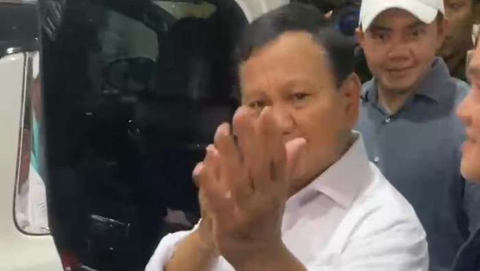 Prabowo Subianto  berpose silat usai menjawab dan diberondong pertanyaan soal pertahanan.

Momen itu terjadi usai penandatangan kerja sama di Gelora Bung Karno (GBK), Senayan, Jakarta, Senin (8/1/2024).