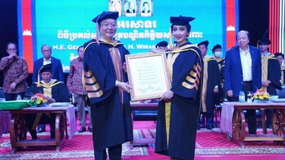 Momen Wiranto dan Putri Wardani Raih Gelar Doktor HC dari Universitas Cambodia