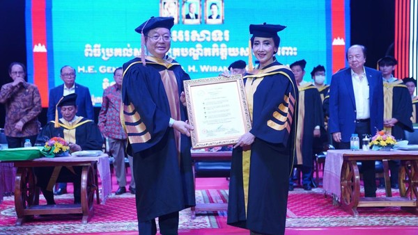 Momen Wiranto dan Putri Wardani Raih Gelar Doktor HC dari Universitas Cambodia