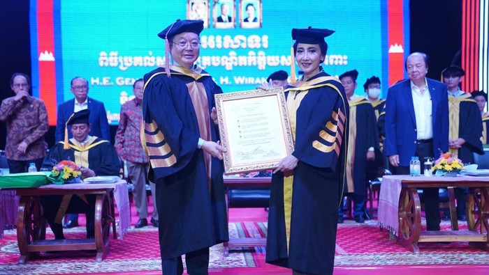 Momen Wiranto Raih Gelar Doktor HC dari Universitas Cambodia Momen Wiranto Raih Gelar Doktor HC dari Universitas Cambodia