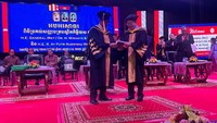 Wiranto mendapat gelar Doktor HC dalam bidang sosial politik. Sementara R.AY Putri Kuswisnu Wardani dalam bidang leadership.