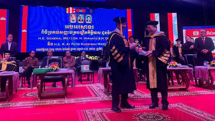 Momen Wiranto Raih Gelar Doktor HC dari Universitas Cambodia Momen Wiranto Raih Gelar Doktor HC dari Universitas Cambodia