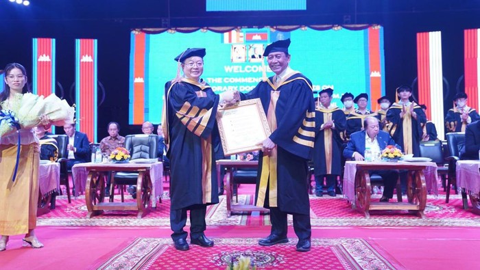 Momen Wiranto Raih Gelar Doktor HC dari Universitas Cambodia Momen Wiranto Raih Gelar Doktor HC dari Universitas Cambodia