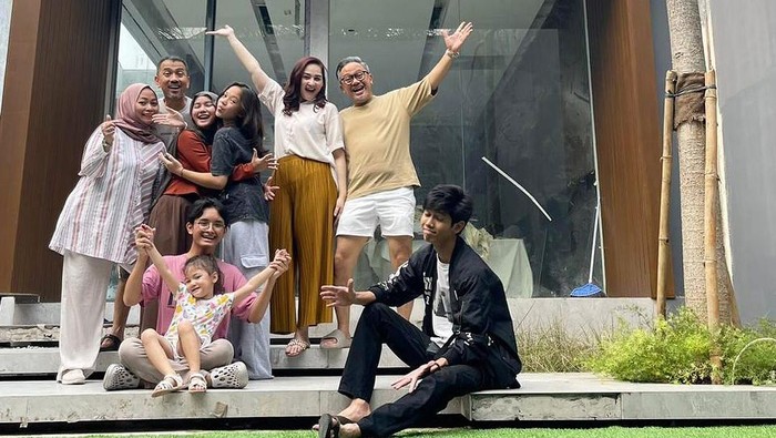 Mona Ratuliu dan keluarga menunggu proses pembangunan rumah idaman selesai.