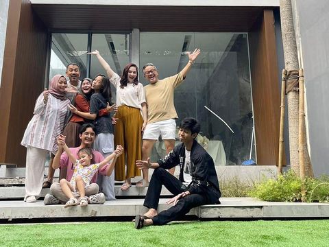 Mona Ratuliu dan keluarga menunggu proses pembangunan rumah idaman selesai.