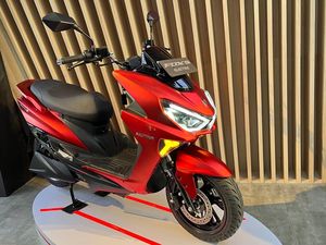 Harga Beda Jauh! Adu Spesifikasi Motor Listrik Polytron Fox-S dan Honda EM1 e: