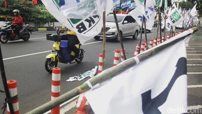 Parah, Jalur Sepeda di Jembatan Kuningan Penuh APK Parah, Jalur Sepeda di Jembatan Kuningan Penuh APK