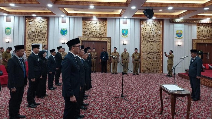 Pelantikan pejabat eselon III dan IV Pemprov Jambi oleh Wagub Jambi.