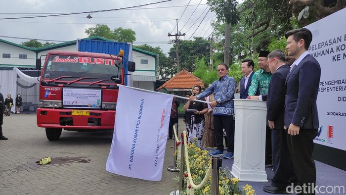 Pemberangkatan ekspor kosmetik ke Malaysia dari Sidoarjo.