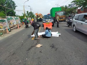 Kecelakaan Maut Manyar Gresik, Guru MI Tewas Terlindas Truk di Depan Anaknya