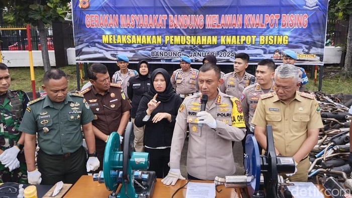 Pemusnahan knalpot bisi kendaraan di Mapolrestabes Bandung.