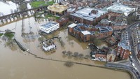 Dinas pemadam kebakaran London mengatakan, pihaknya harus mengawal sekitar 50 orang ke tempat aman pada Kamis malam setelah sebuah kanal di timur ibu kota meluap. (David Davies/PA via AP)