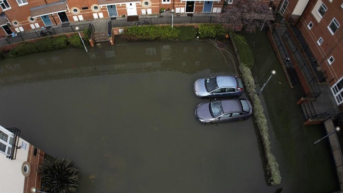 Penampakan Banjir di Inggris Imbas Sungai-sungai Meluap A narrow boat sits in the floods of the river Thames in Oxford, England, Sunday, Jan. 7, 2024. Britain was hit by heavy rainfall last week following storm Henk, which led to flooding in parts of the UK. (AP Photo/Frank Augstein)