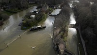 Sungai-sungai besar di seluruh Inggris meluap sejak Jumat (5/1/2024) setelah diguyur hujan lebat. (AP Photo/Frank Augstein)