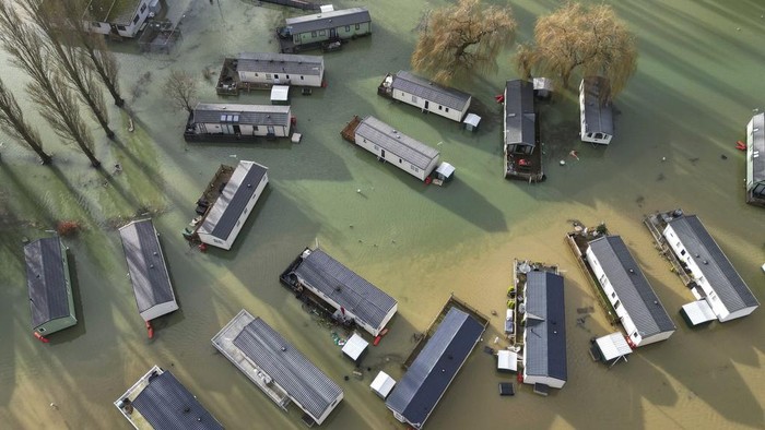 Penampakan Banjir di Inggris Imbas Sungai-sungai Meluap Holiday homes at the Billing Aquadrome in Northampton are surrounded by water caused by Storm Henk on Wednesday, Jan. 3, 2024. A severe flood alert, meaning danger to life, was in place for the River Nene in Northampton, which warned of deep and fast-flowing water at the Billing Aquadrome holiday park and nearby business parks. (Jacob King/PA via AP)