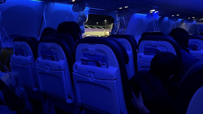 Penampakan Jendela Pesawat Boeing 737 Max 9 yang Copot Saat Terbang Passenger oxygen masks hang from the roof next to a missing window and a portion of a side wall of an Alaska Airlines Flight 1282, which had been bound for Ontario, California and suffered depressurization soon after departing, in Portland, Oregon, U.S., January 5, 2024 in this picture obtained from social media. Instagram/@strawberrvy via REUTERS THIS IMAGE HAS BEEN SUPPLIED BY A THIRD PARTY. MANDATORY CREDIT.