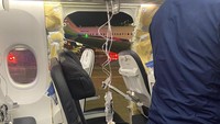 Beginilah penampakan jendela yang copot pada pesawat tersebut. Administrasi Penerbangan Federal (FAA) FAA mengatakan armada Boeing MAX 9 dilarang terbang sampai regulator yakin bahwa armada tersebut aman. FAA menyatakan inspeksi yang diperlukan akan memakan waktu empat hingga delapan jam tetapi belum ada kesepakatan kriteria investigasi antara FAA dan Boeing. (Kyle Rinker via X/via REUTERS)