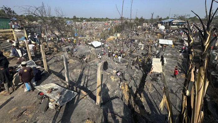 Penampakan Kamp Rohingya di Bangladesh Terbakar Hebat People watch flames rise from a fire at a Rohingya refugee camp at Kutupalong in Cox's Bazar district, Bangladesh, early Sunday, Jan. 7, 2024. (AP Photo/ Shafiqur Rahman)