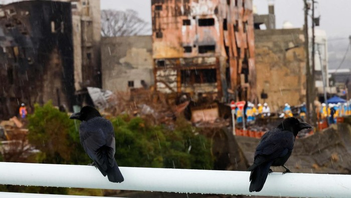 Pencarian Korban Gempa Jepang Terus Dilakukan Policemen work in Asaichi-dori street, which burned down due to a fire following an earthquake in Wajima, Ishikawa Prefecture, Japan, January 7, 2024. REUTERS/Kim Kyung-Hoon