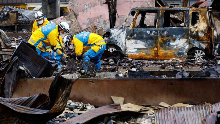 Policemen work in Asaichi-dori street, which burned down due to a fire following an earthquake in Wajima, Ishikawa Prefecture, Japan, January 7, 2024. REUTERS/Kim Kyung-Hoon
