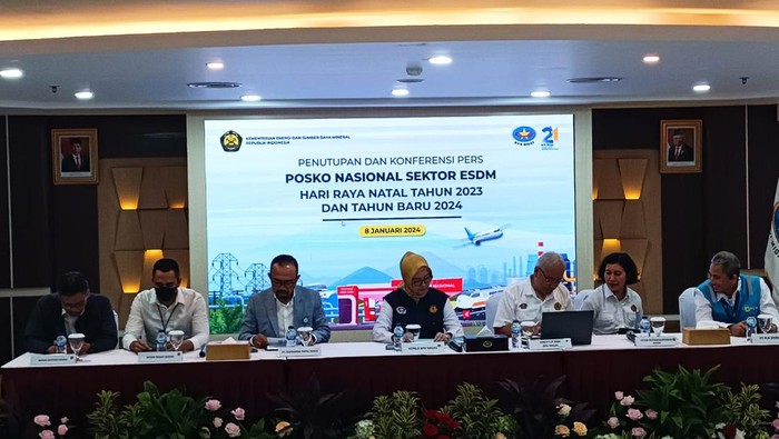 Petugas sedang mengisi LPG bersubsidi 3 Kg untuk didistribusikan ke masyarakat.