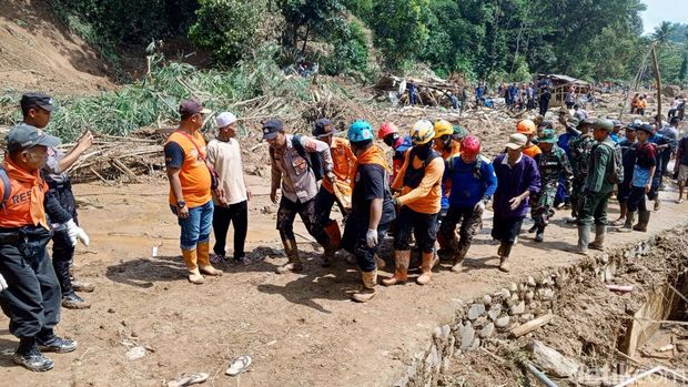 Petugas SAR gabungan saat mengevakuasi korban yang tertimbun tanah longsor di Subang, Senin (8/1/2024).