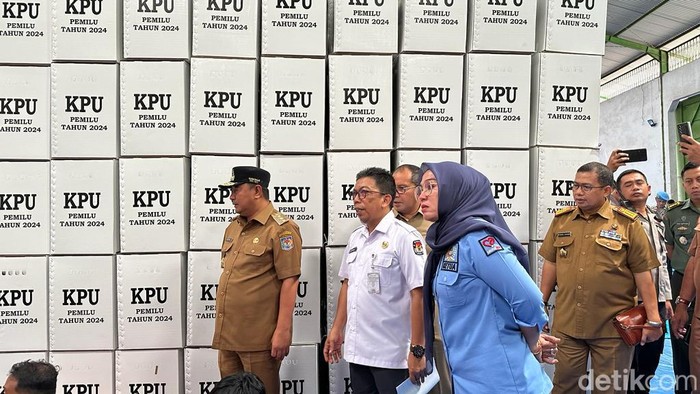 Pj Gubernur Sulsel Bahtiar Baharuddin saat mengecek gudang logistik Pemilu Kota Makassar.