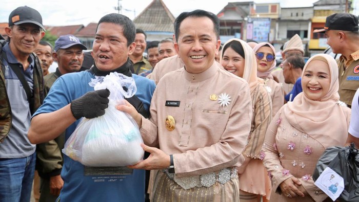 Pj Gubernur Sumsel bagikan sembako di Indralaya.