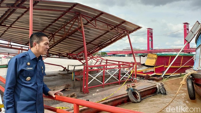 Pj Wali Kota Palembang Ratu Dewa saat meninjau Dermaga Plaza 7 Ulu Palembang yang rusak ditantam tongkang.