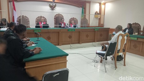 Eks Kajari Buleleng Fahrur Rozi saat membacakan pembelaannya di PN Tipikor Denpasar, Senin (8/1/2024). (Aryo Mahendro/detikBali).