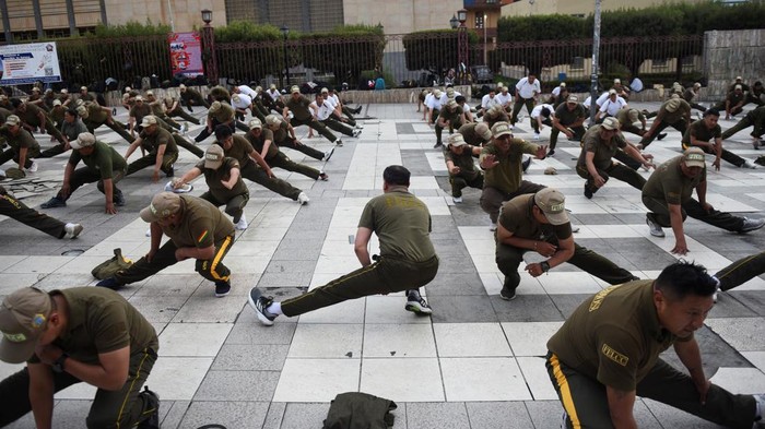 Polisi Bolivia Wajib Olahraga Demi Tingkatkan Pelayanan, Begini Potretnya Police officers carry out a mandatory exercise as part of the Physical Conditioning plan of Bolivia's police force, in La Paz, Bolivia January 5, 2024. REUTERS/Claudia Morales