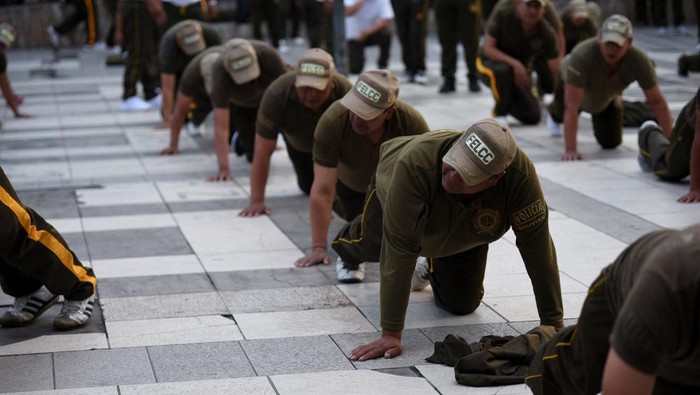Polisi Bolivia Wajib Olahraga Demi Tingkatkan Pelayanan, Begini Potretnya Police officers carry out a mandatory exercise as part of the Physical Conditioning plan of Bolivia's police force, in La Paz, Bolivia January 5, 2024. REUTERS/Claudia Morales