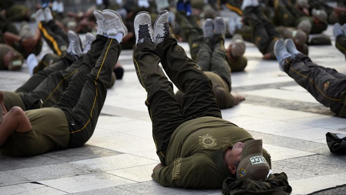 Polisi Bolivia Wajib Olahraga Demi Tingkatkan Pelayanan, Begini Potretnya Police officers carry out a mandatory exercise as part of the Physical Conditioning plan of Bolivia's police force, in La Paz, Bolivia January 5, 2024. REUTERS/Claudia Morales