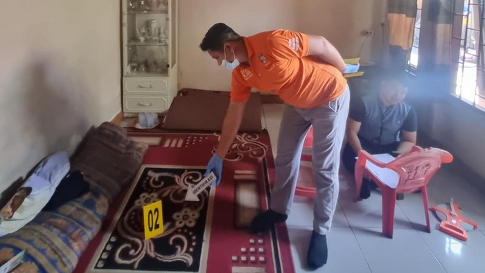 Polisi melakukan olah TKP peluru nyasar di Makassar, Sulsel.