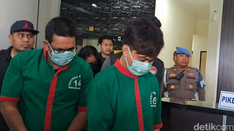 Polisi menangkap artis Ibra Azhari (53) dan NN alias NDY (52) terkait kepemilikan narkoba. Polisi resmi menetapkan keduanya sebagai tersangka. (Annisa AR/detikcom)