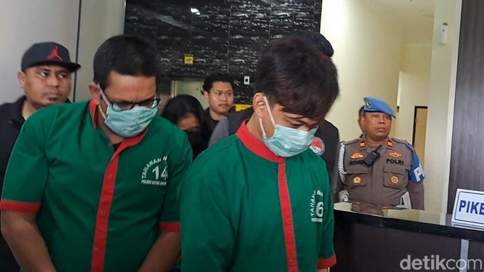 Polisi menangkap artis Ibra Azhari (53) dan NN alias NDY (52) terkait kepemilikan narkoba. Polisi resmi menetapkan keduanya sebagai tersangka. (Annisa AR/detikcom)