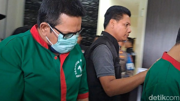 Polisi menangkap artis Ibra Azhari (53) dan NN alias NDY (52) terkait kepemilikan narkoba. Polisi resmi menetapkan keduanya sebagai tersangka. (Annisa AR/detikcom)