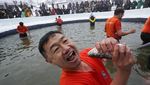 Potret Antusias Warga Korsel Lomba Mancing Ikan di Sungai Beku