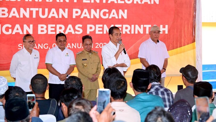 Presiden Joko Widodo (Jokowi) mengecek cadangan beras yang ada di Gudang Bulog GBB Umbul Tengah, Serang, Banten (Foto: Muchlis Jr - Biro Pers Sekretariat Presiden)