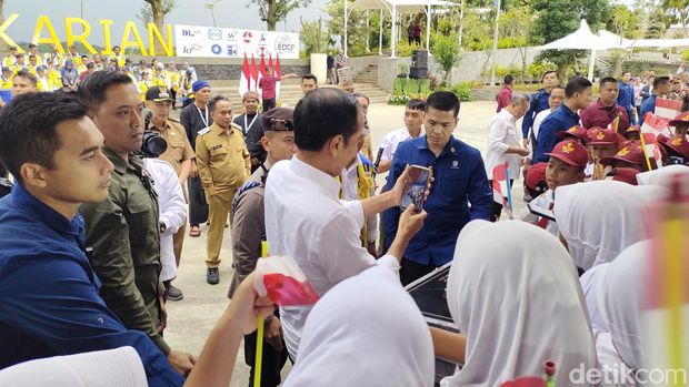 Presiden Joko Widodo (Jokowi) selfie bersama puluhan siswa di Lebak, Banten. Momen ini terjadi usai Jokowi meresmikan Bendungan Karian. (Fathul R/detikcom)